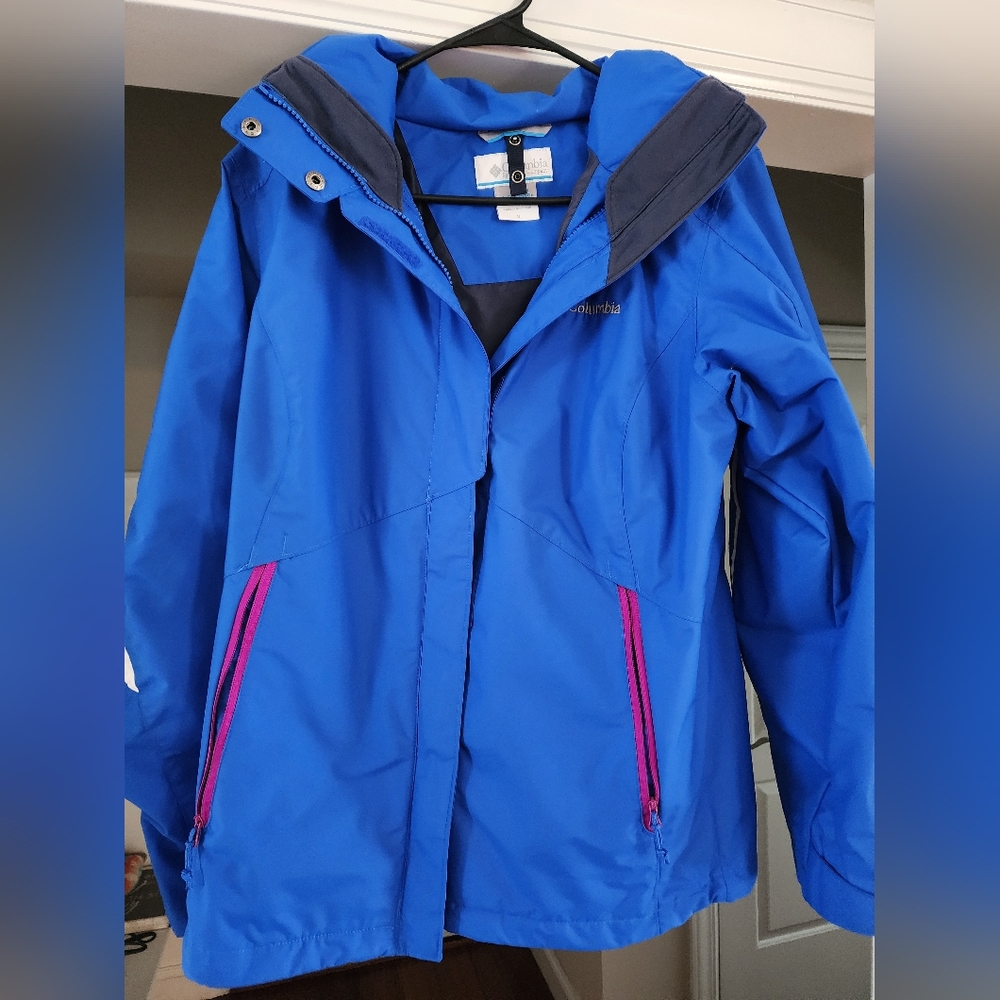 Womens Small Columbia lightweight jacket. Waterproof!